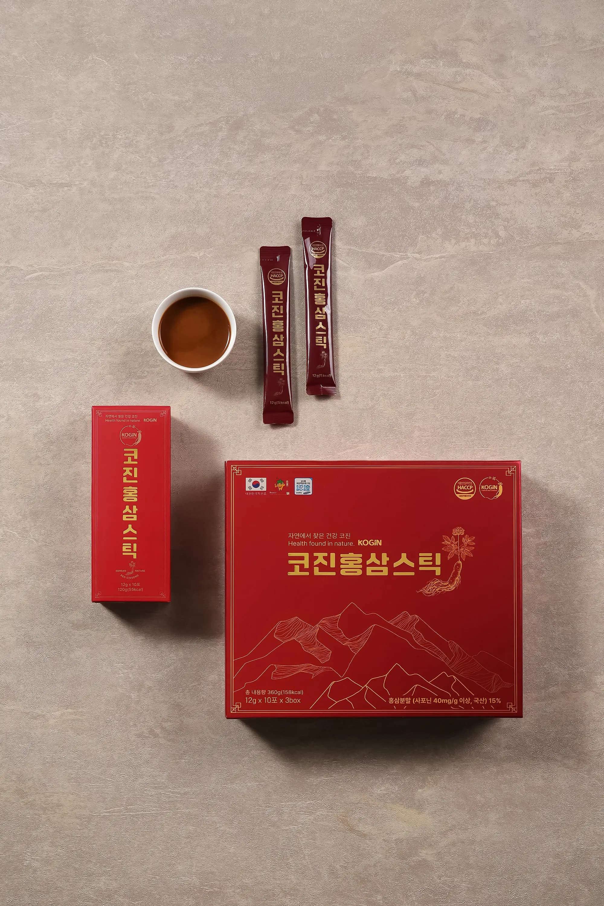 찻잔과 함께 차려 놓은 코진 홍삼스틱 실제 제품 사진
