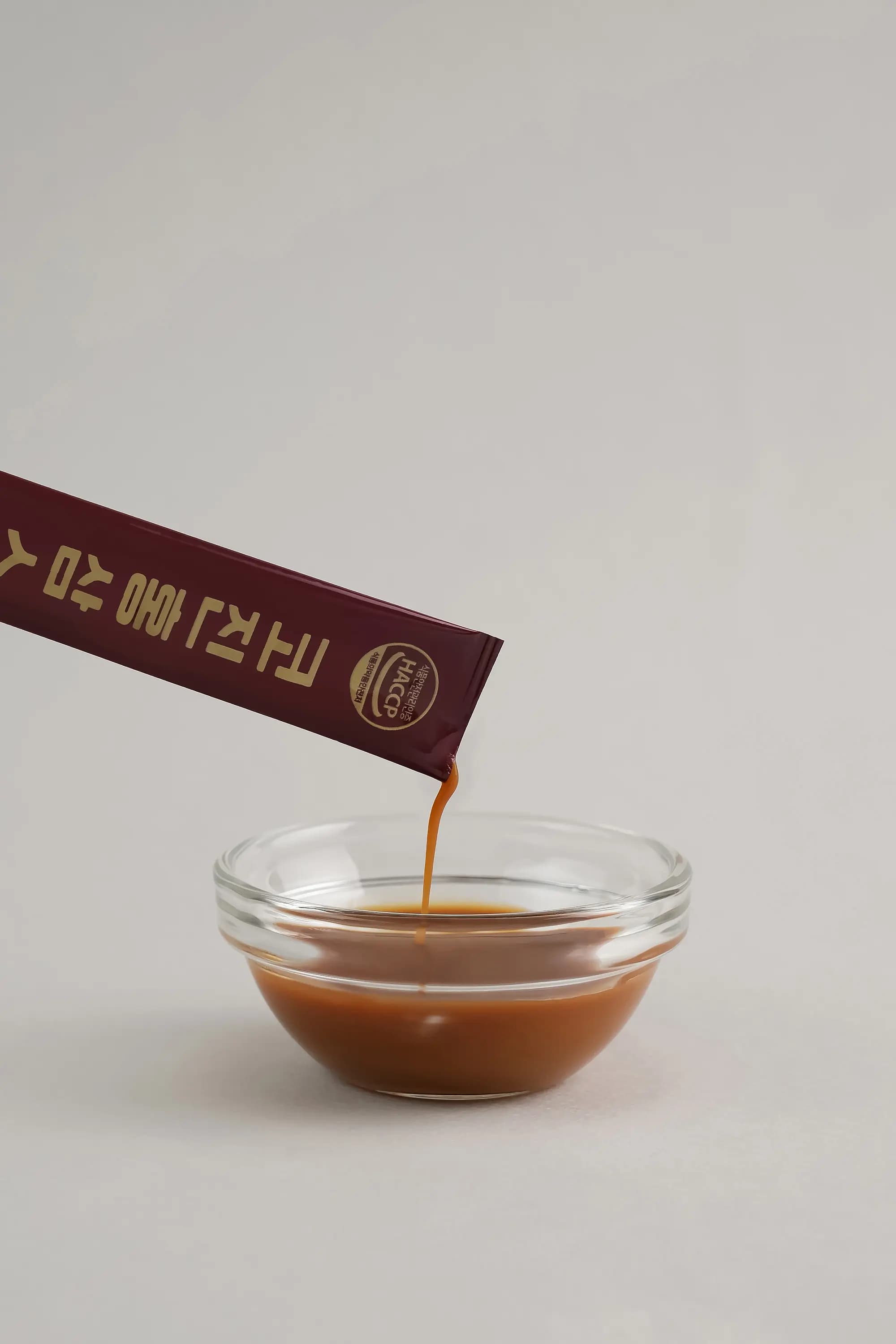 코진 홍삼스틱 상자와 낱포, 내용물을 함께 담은 실제 제품 사진